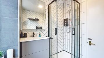 Apartment | Bathroom | Shower, towels