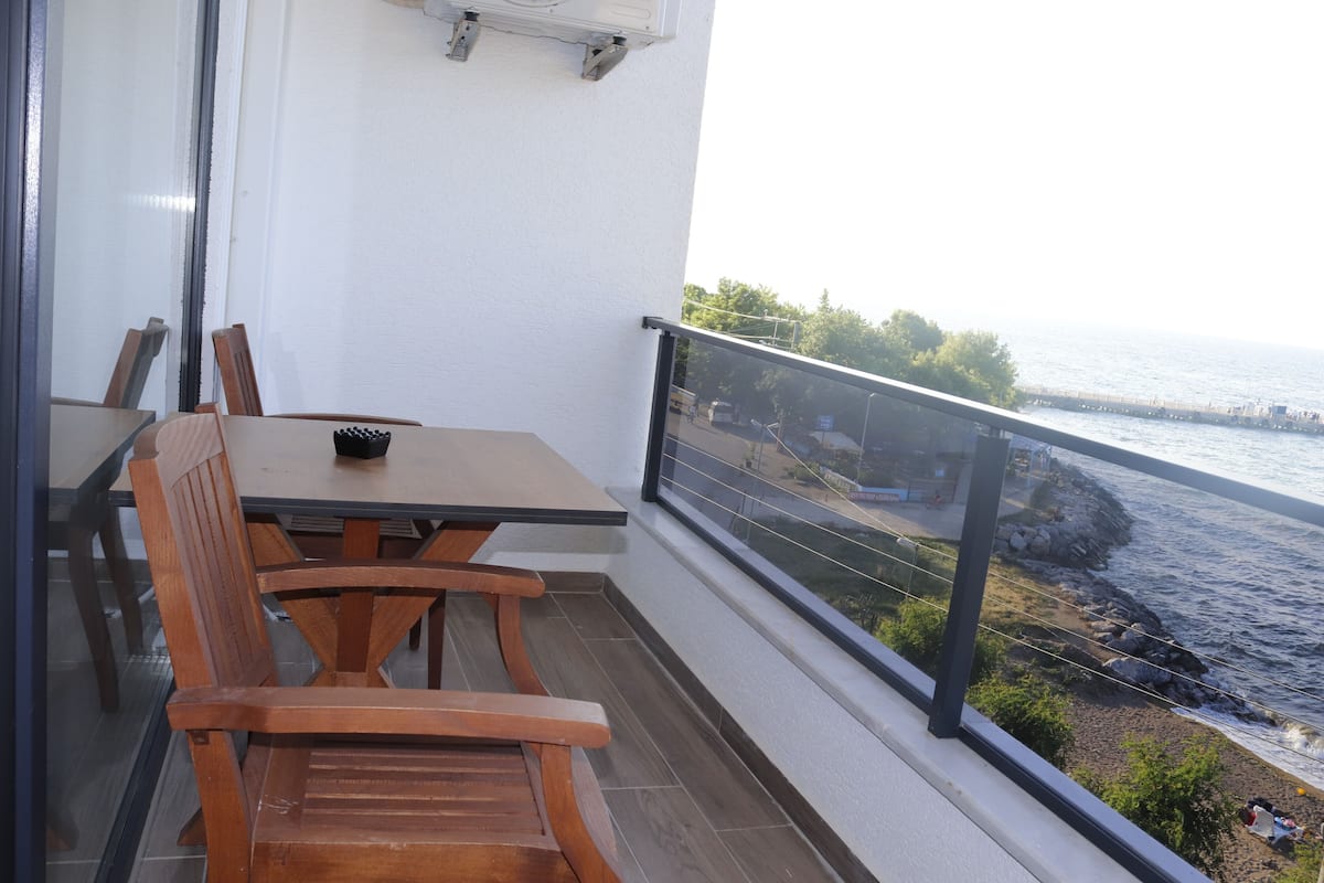 Classic Room, 1 Double Bed, Sea View | Living area