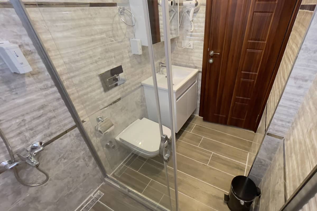 Economy Room | Bathroom