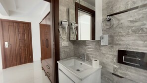 Bathroom - The Lavington Hotel (Cinarcik)