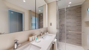 Comfort-Apartment | Badezimmer | Badewanne und Dusche (separat), Haartrockner, Handtücher