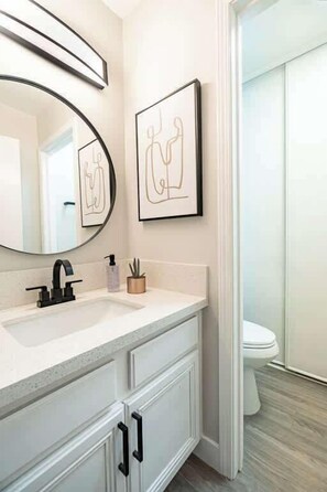 Ducha, secador de pelo, jabón, shampoo