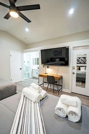 4 bedrooms, iron/ironing board, travel cot, WiFi - Sophisticated 4BR Vegas Pool Getaway w/ Pool Table (North Las Vegas)