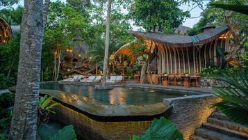 2 utendørsbassenger og solsenger