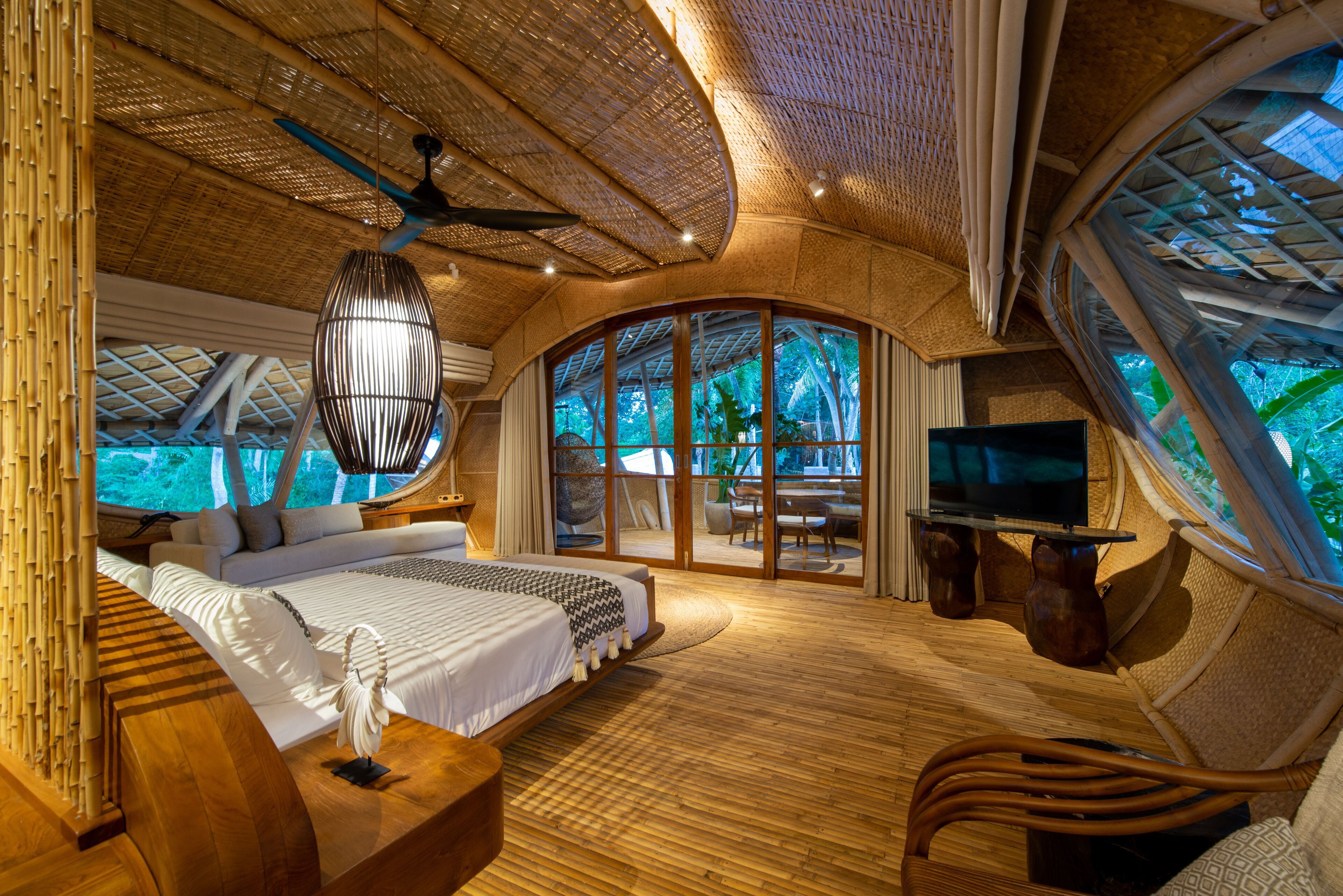 Cocoon Jungle | 高档床上用品、免费迷你吧物品、客房内保险箱、办公桌