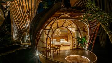 Floating Lake | 1 kamar tidur, seprai premium, isi minibar gratis, dan brankas