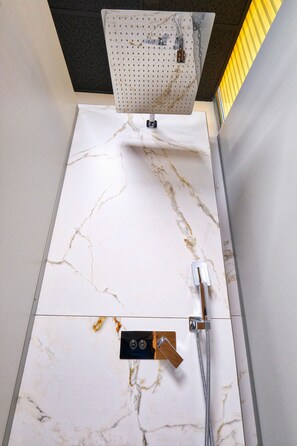 Shower, hair dryer, slippers, towels - Ljubljana Capsule Hostel (Ljubljana)