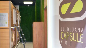 Entrada de un hotel con un cartel que indica Ljubljana Capsule Hotel.