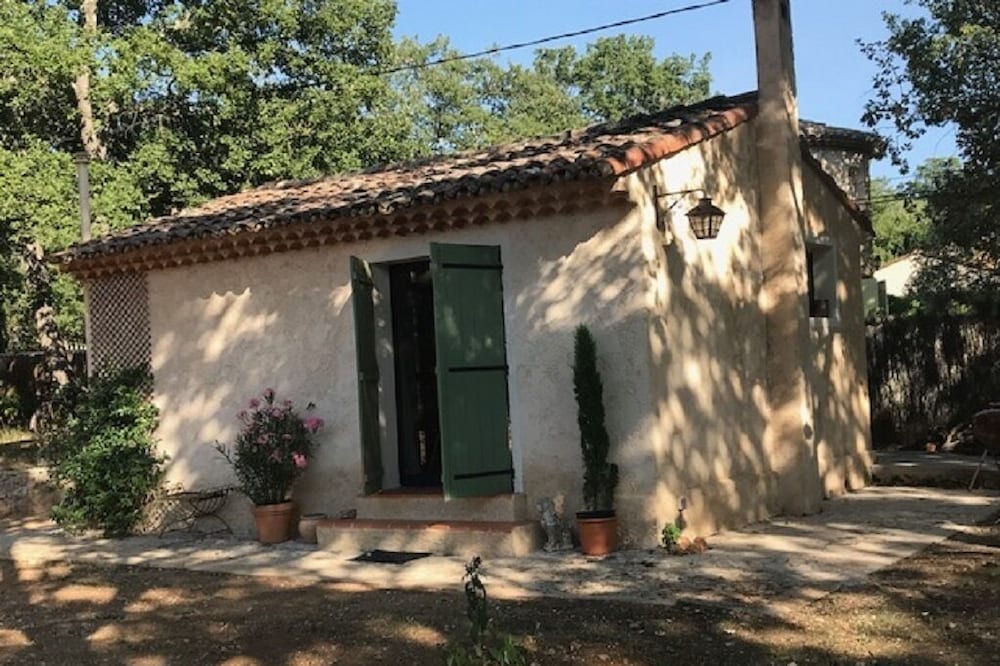 Small Provençal mas *** studio 30 m2 3 Pers. calm forest option Jacuzzi Swimming pool