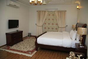 Minibar, laptop workspace, free WiFi, bed sheets - Revere Inn Islamabad (Islamabad)