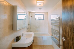Combined shower/bathtub, hair dryer, towels, soap - Penthouse. Roof Terrace. Shoreditch. AC (London)