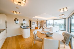 Dining - Penthouse. Roof Terrace. Shoreditch. AC (London)