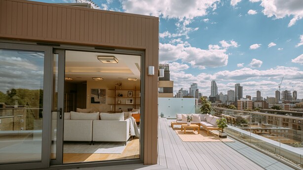 Un appartement moderne doté d’un balcon donnant sur le paysage urbain.