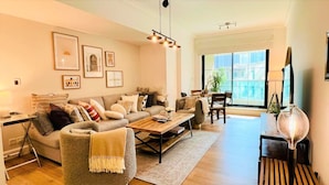 Apartment (2 Bedrooms) | Living area | 1-cm plasma TV with satellite channels, TV, Netflix - Elegant 2bedroom With Balcony in Dubai Marina (Dubai)
