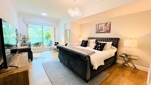 아파트 (2 Bedrooms) | 2 개의 침실, 각각 다른 스타일의 인테리어, 각각 다르게 가구 비치, 다리미/다리미판