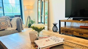 Apartment (2 Bedrooms) | Living area | 1-cm plasma TV with satellite channels, TV, Netflix - Elegant 2bedroom With Balcony in Dubai Marina (Dubai)