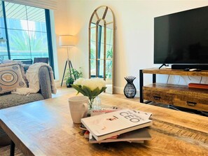 아파트 (2 Bedrooms) | 거실 공간 | 위성 채널 시청이 가능한 1cm 플라스마 TV, TV, 넷플릭스