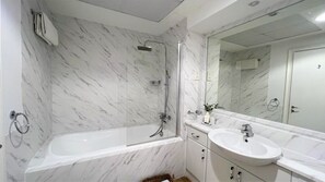 Apartment (2 Bedrooms) | Badezimmer | Handtücher, Seife, Shampoo