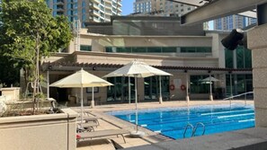 Outdoor pool - Elegant 2bedroom With Balcony in Dubai Marina (Dubai)