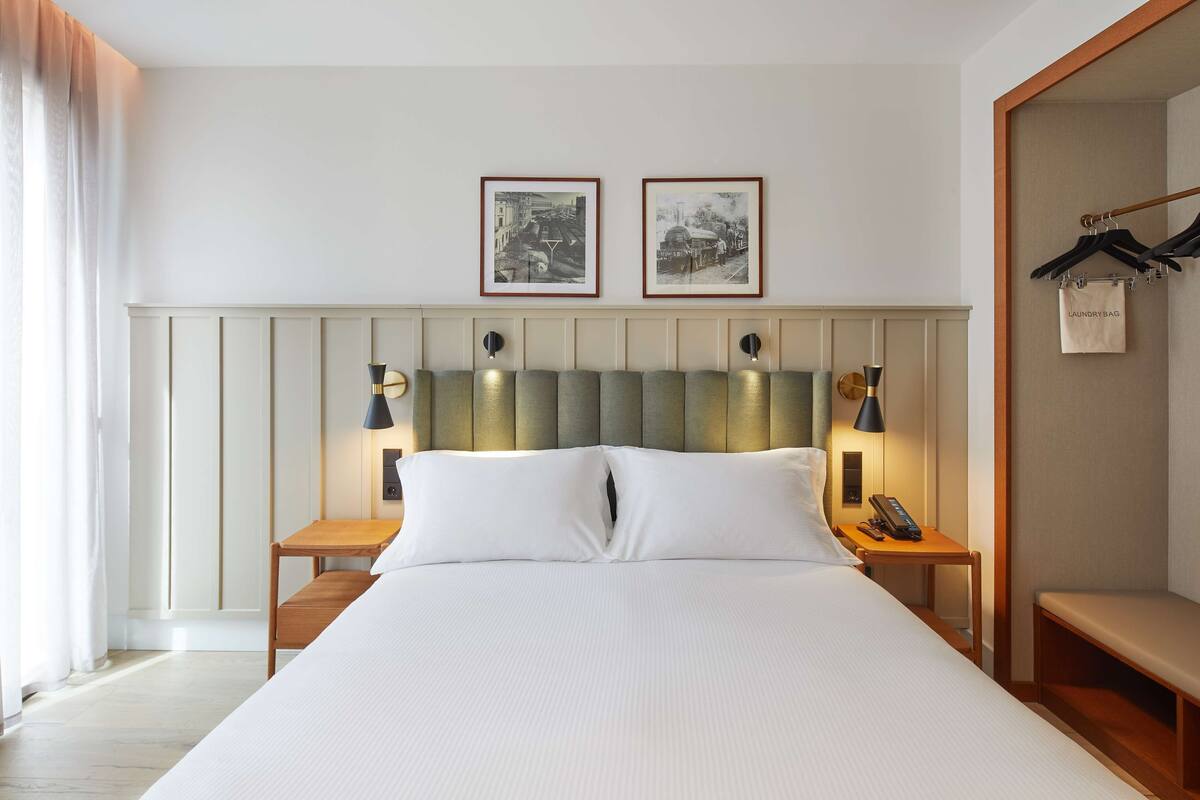 Peralatan tempat tidur premium, bar mini, peti besi dalam bilik, meja 
