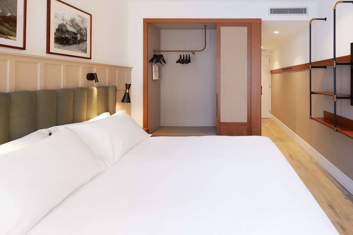 Peralatan tempat tidur premium, bar mini, peti besi dalam bilik, meja 