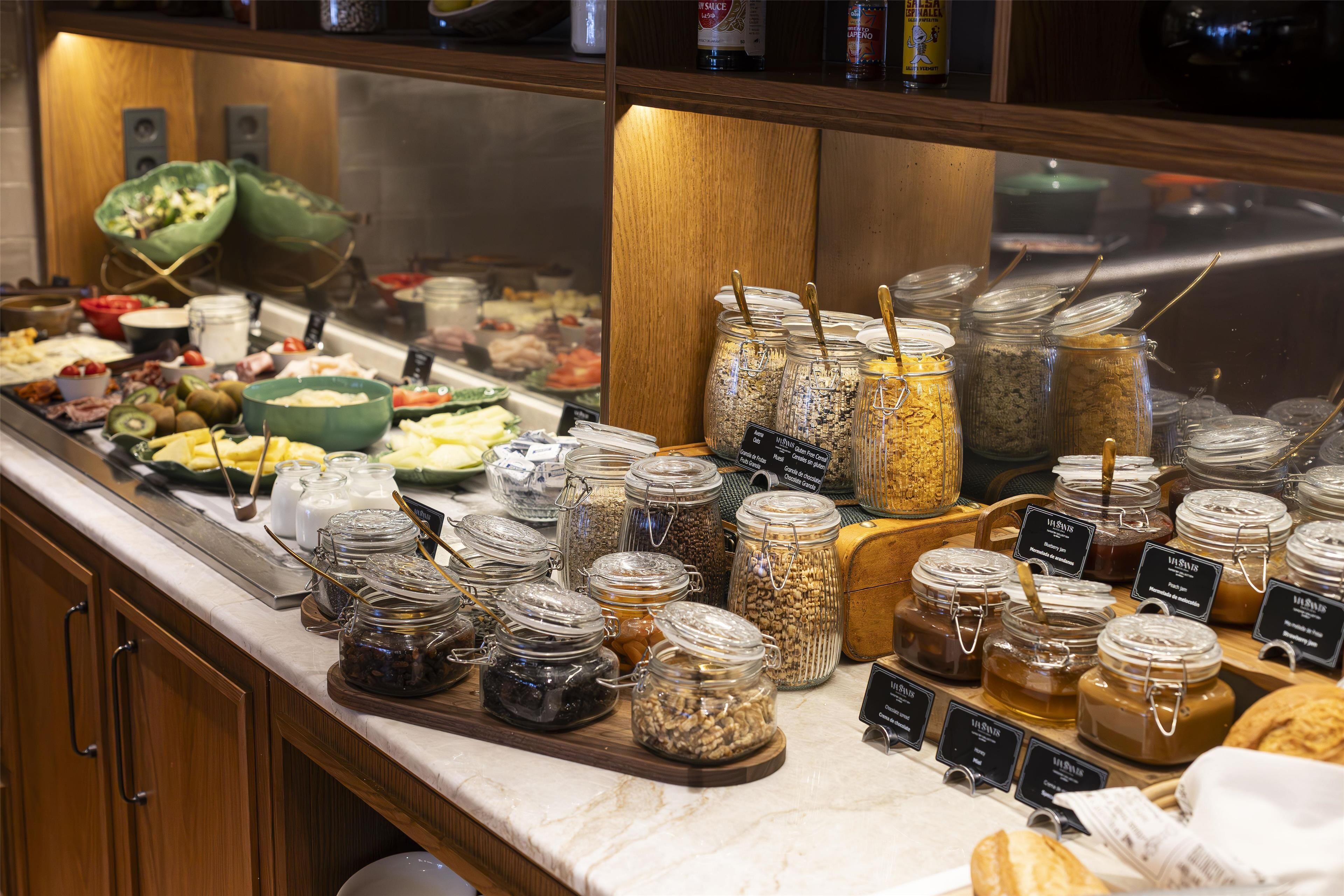 Un buffet proposant une variété de plats et d'accompagnements.