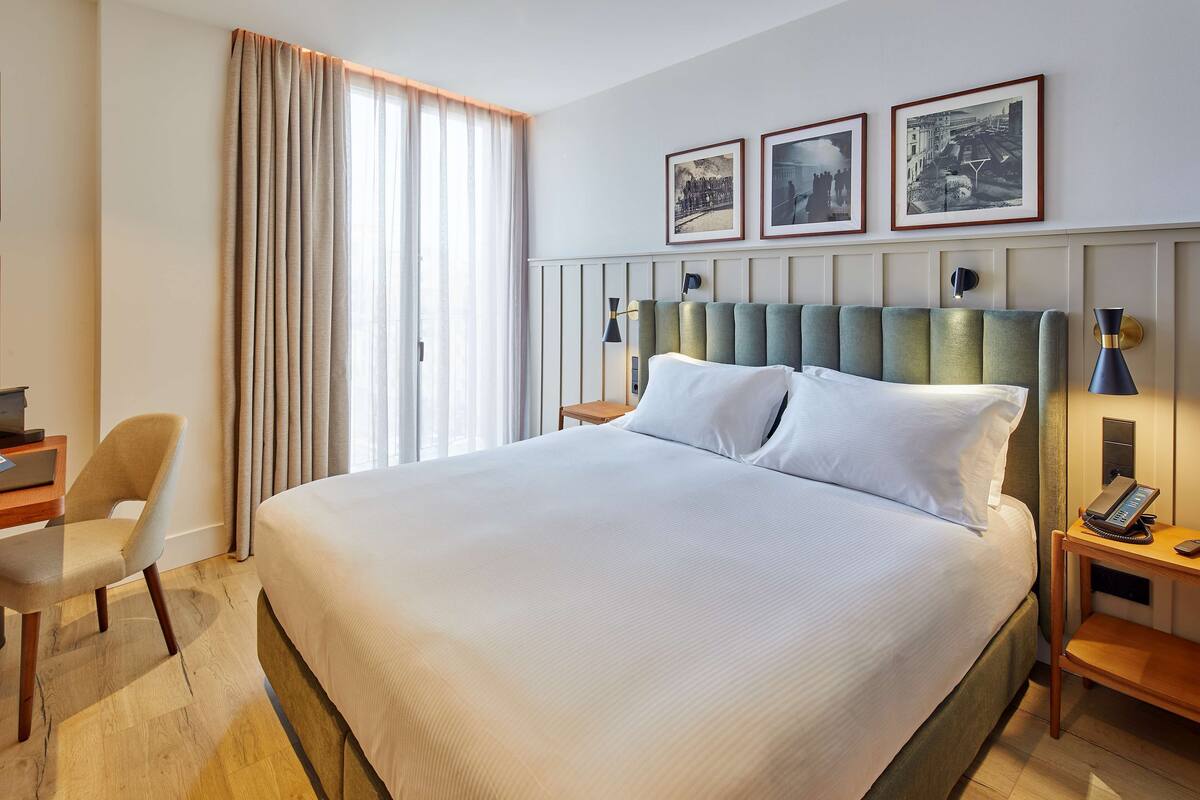 Deluxe Room, 1 Katil Raja (King), Balcony | Peralatan tempat tidur premium, bar mini, peti besi dalam bilik, meja 