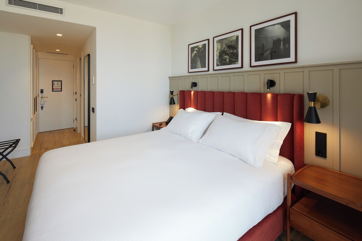 Sengetøy av topp kvalitet, minibar, safe på rommet og skrivebord