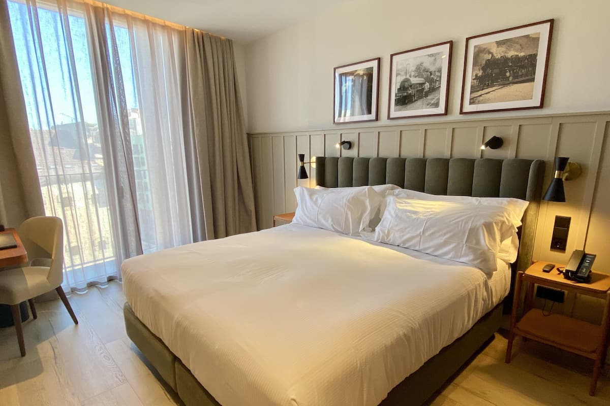 Peralatan tempat tidur premium, bar mini, peti besi dalam bilik, meja 