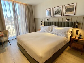 Premium bedding, minibar, in-room safe, desk - Via Sants Hotel Barcelona, Tapestry Collection by Hilton (Barcelona)