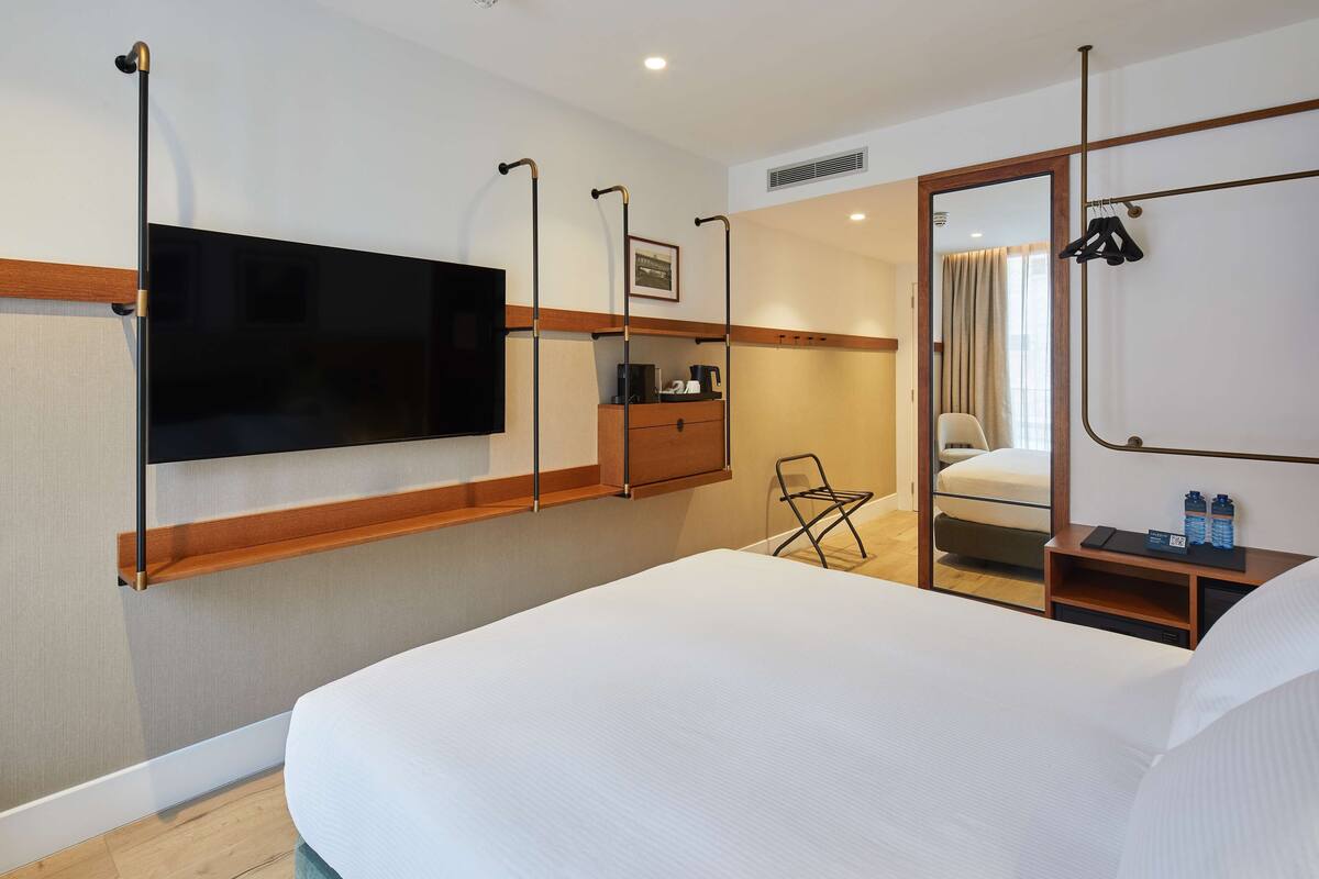 Room, 1 Katil Ratu (Queen) | Peralatan tempat tidur premium, bar mini, peti besi dalam bilik, meja 