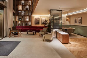 Lobby - Via Sants Hotel Barcelona, Tapestry Collection by Hilton (Barcelona)