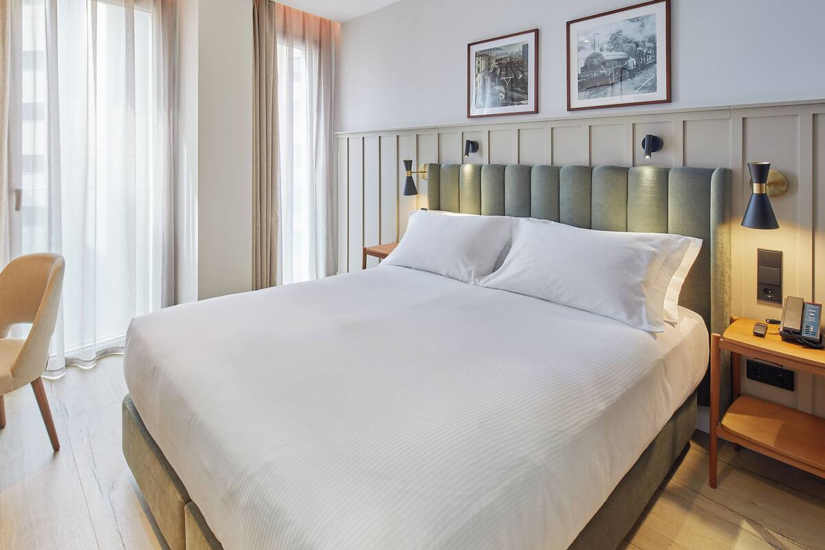 Peralatan tempat tidur premium, bar mini, peti besi dalam bilik, meja 