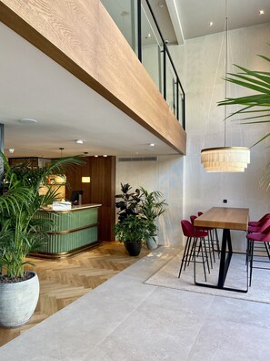 Reception - Via Sants Hotel Barcelona, Tapestry Collection by Hilton (Barcelona)