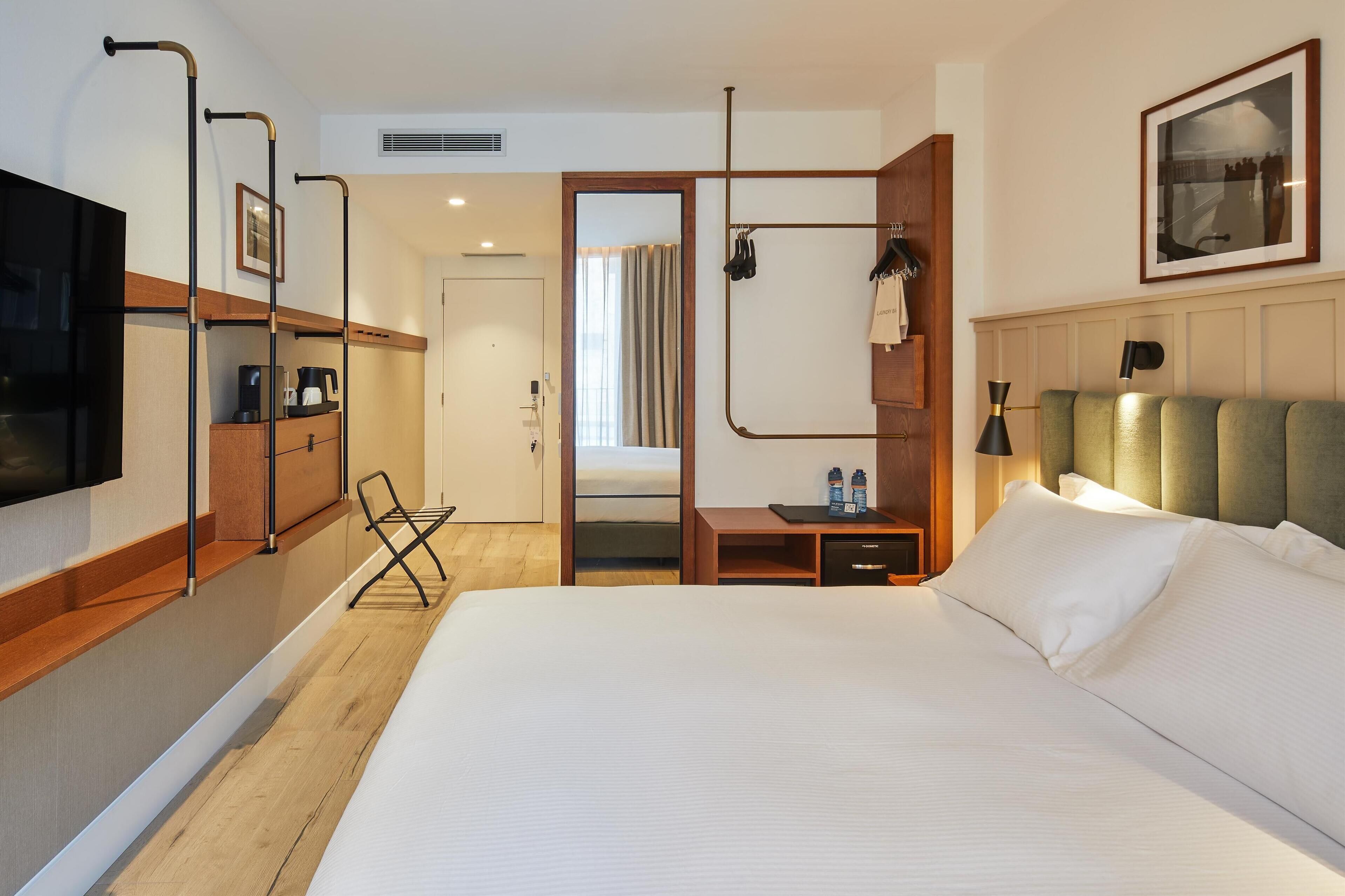 Room, 1 Queen Bed | Premium bedding, minibar, in-room safe, desk