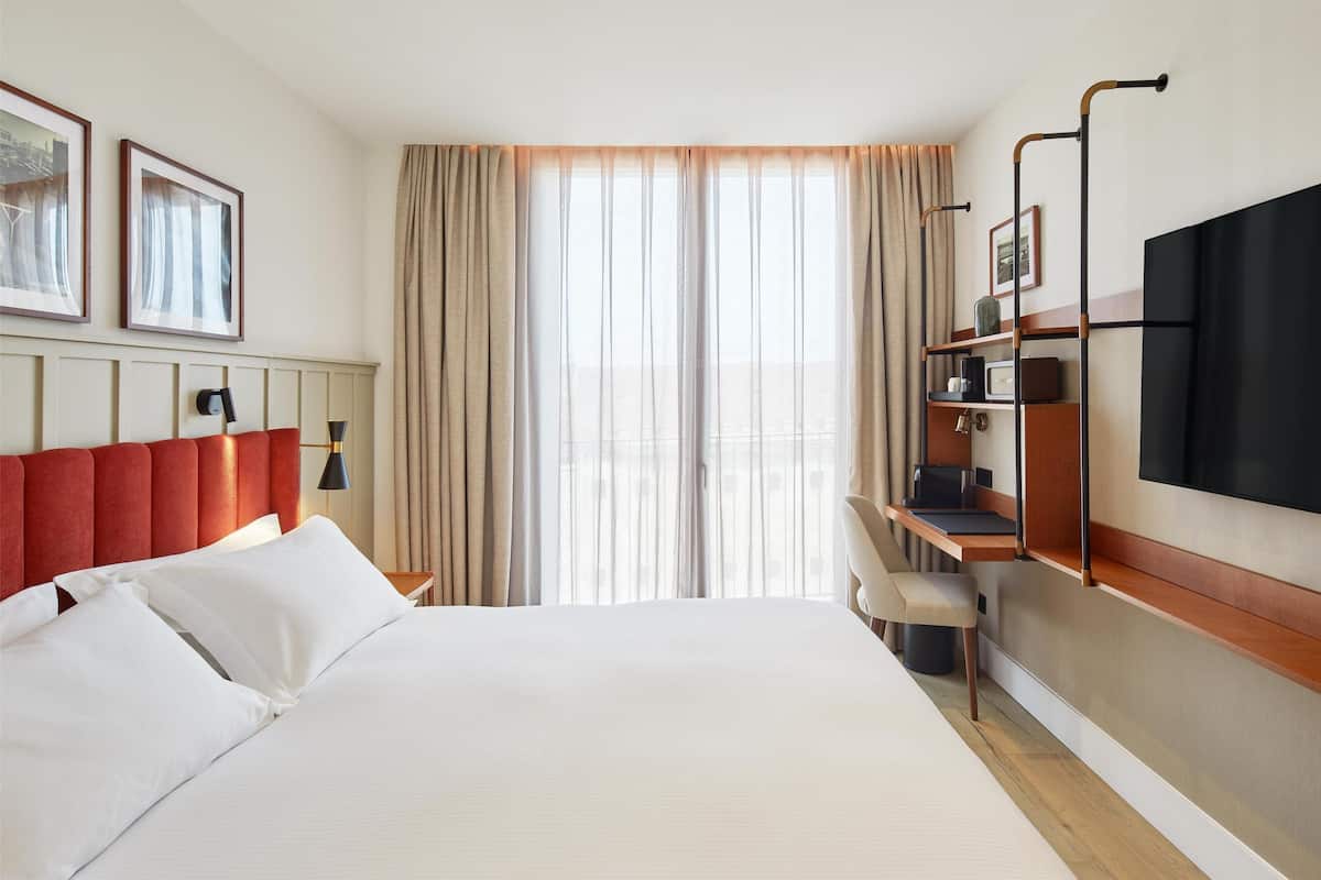 Family Room, 1 Katil Raja (King), Connecting Rooms | Peralatan tempat tidur premium, bar mini, peti besi dalam bilik, meja 