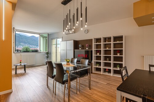 Modern apartment a stone's throw from the lake with private parking