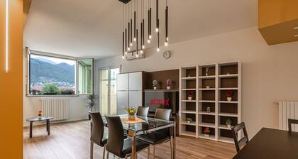 Modern apartment a stone's throw from the lake with private parking