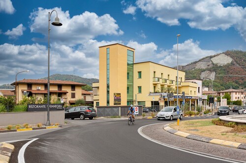 Modern apartment a stone's throw from the lake with private parking