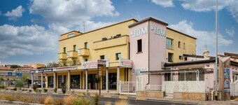 Modern apartment a stone's throw from the lake with private parking