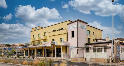 Modern apartment a stone's throw from the lake with private parking