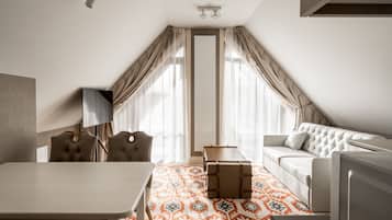 Attic Apartment | 1 bedroom, laptop workspace, blackout drapes, cribs/infant beds