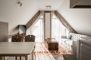 Espacio para trabajar con laptop, cortinas blackout y cunas