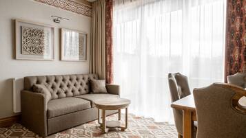 Junior Suite | Laptop workspace, blackout drapes, cribs/infant beds, free WiFi
