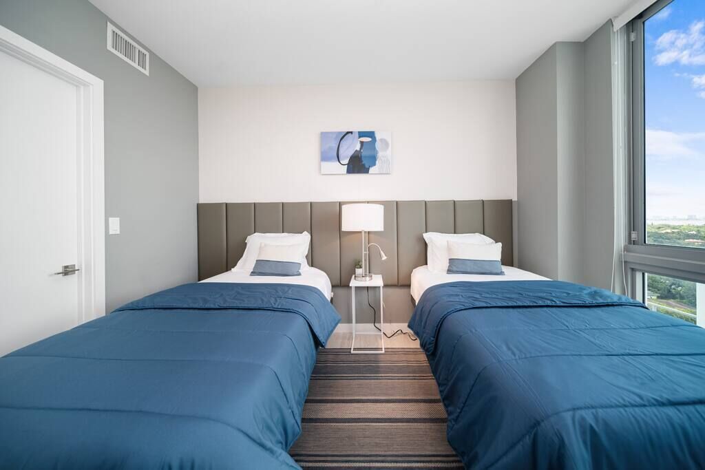 Lovely MIAMI brand new Condo, pool & parking