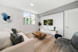 Fernseher, Tischtennisplatte