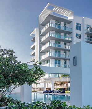 Exterior - Lovely MIAMI brand new Condo, pool & parking (Miami)