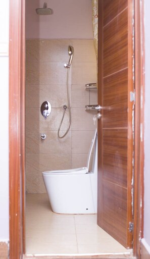 Een douche, pantoffels, handdoeken