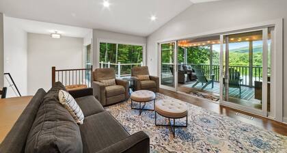 Peaceful Lakefront Cottage with Mountain Views!