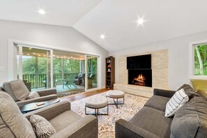 Smart TV, fireplace